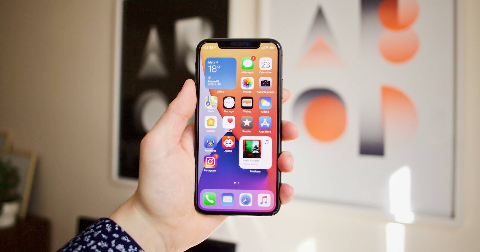 iPhone в руке с видимым экраном