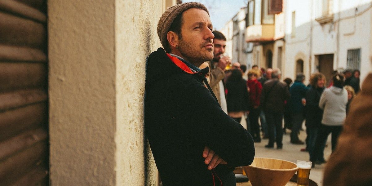 Человек опирается о стену и смотрит в пустоту