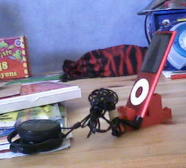 Собранная подставка из LEGO для телефона с местом для штекера наушников