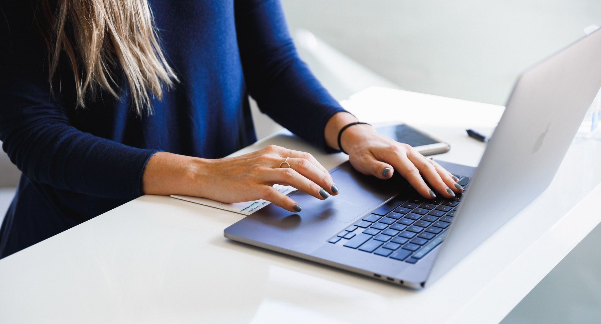 Женщина печатает на ноутбуке