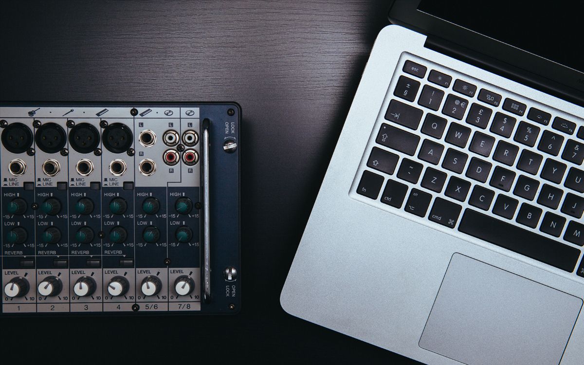 MacBook и микшер