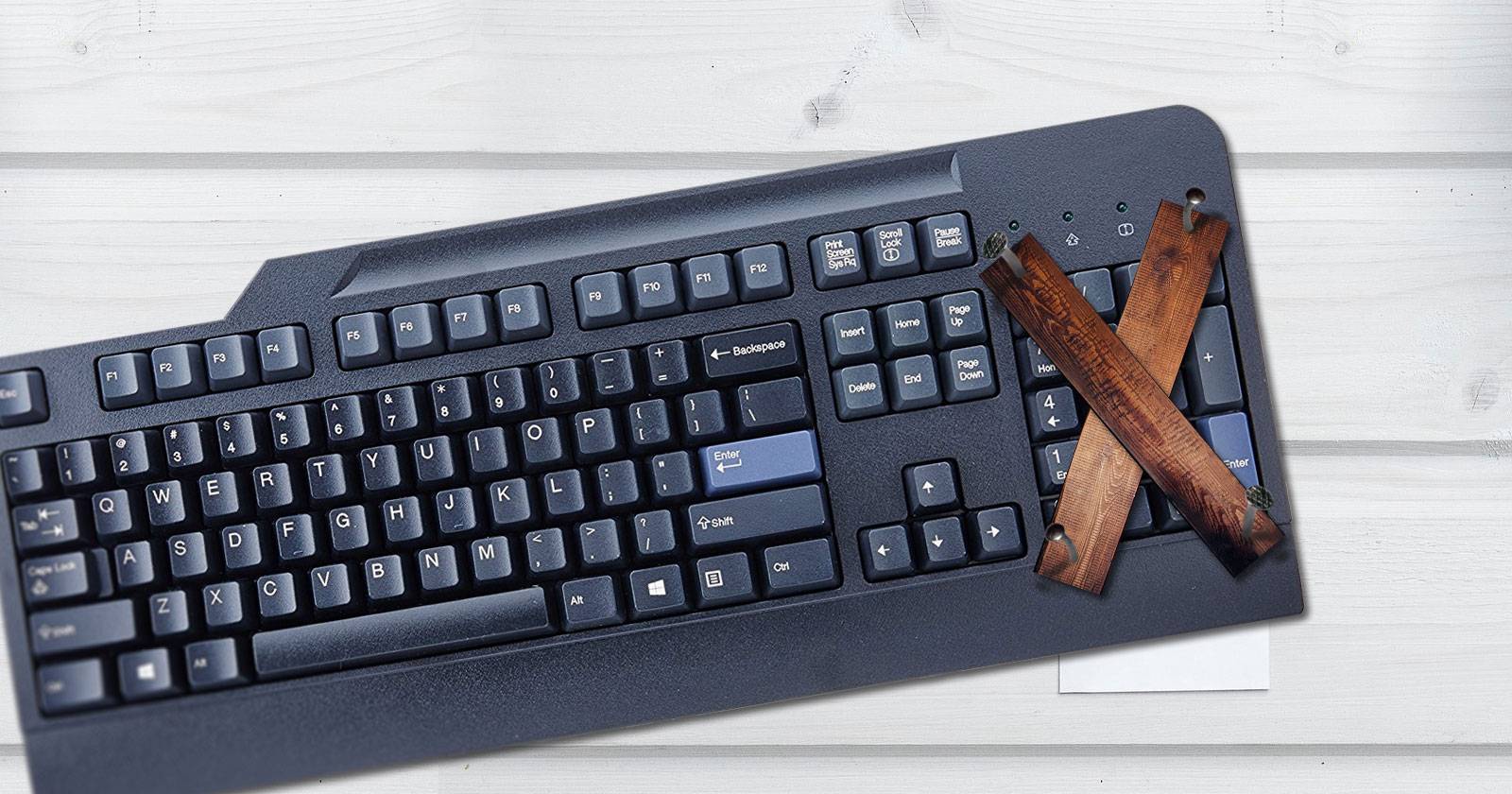 Клавиатура с деревянными накладками на цифровом блоке