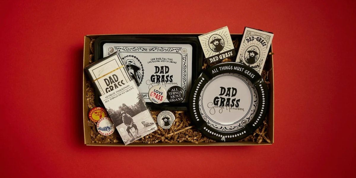 Разнообразные предметы внутри коробки