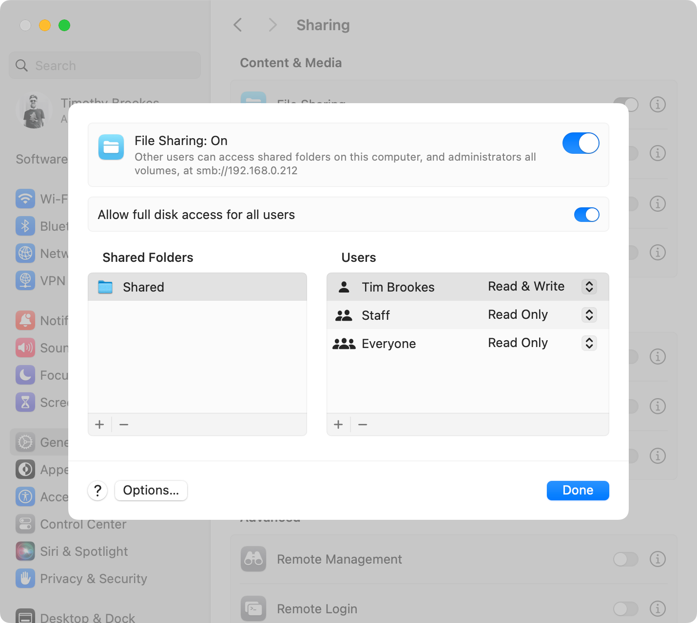 Настройка общего доступа на Mac в macOS Sonoma: экран настроек с включенной функцией обмена файлами.