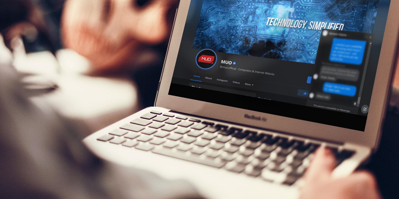 Макет ноутбука на столе с уведомлением «Человек недоступен в Messenger»