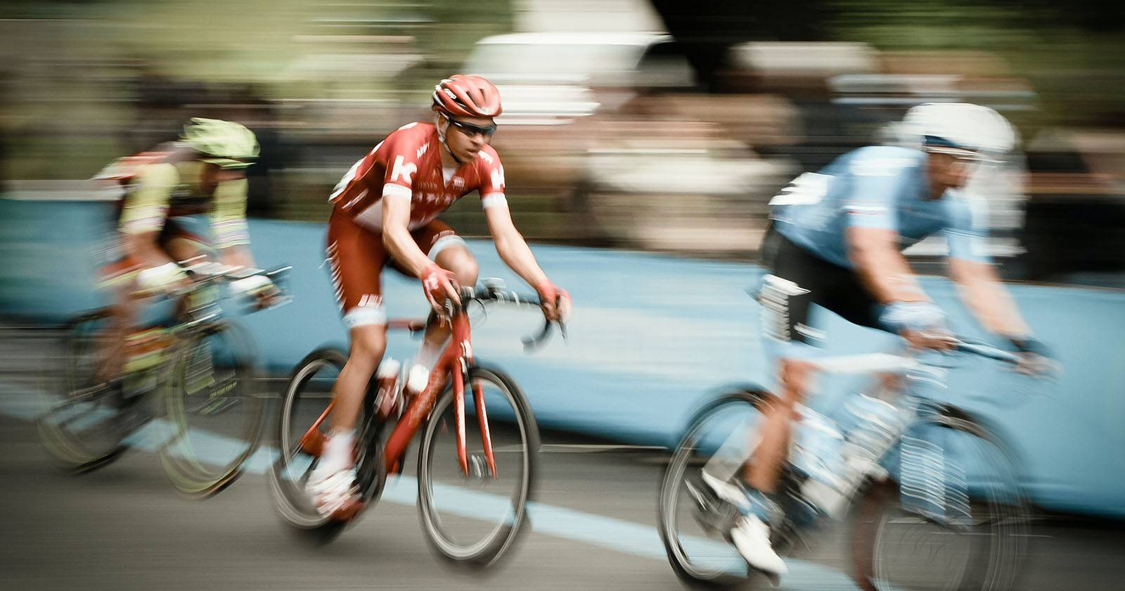 Группа велосипедистов на высокой скорости по лесной тропе