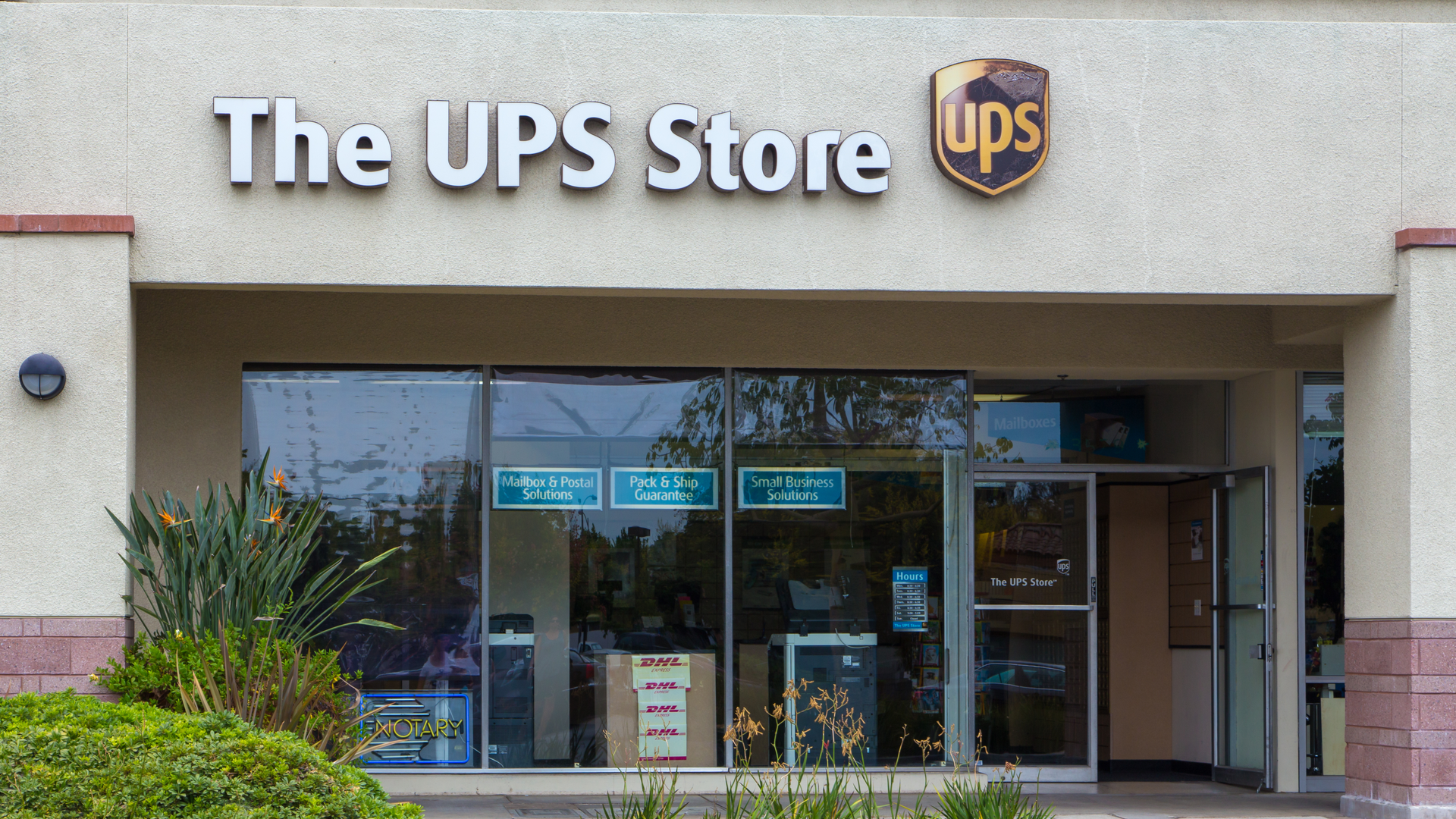Логотип и витрина The UPS Store принимающей возвраты Amazon.