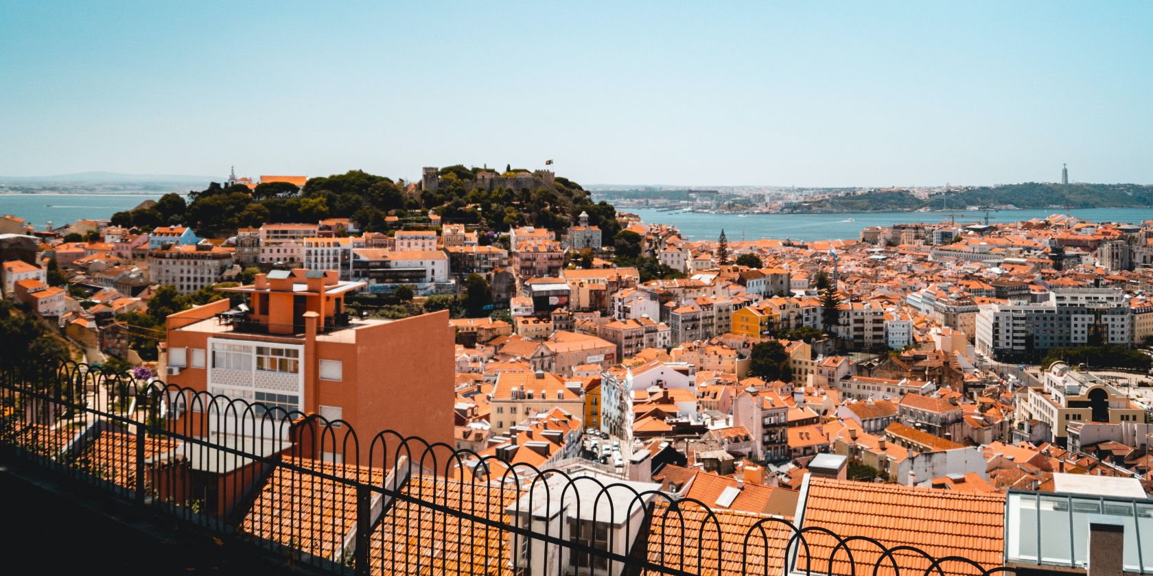 городской пейзаж в солнечный день