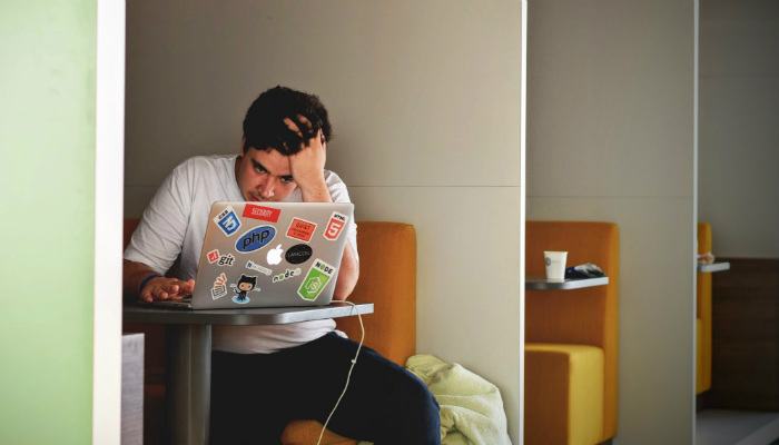 Человек, разочарованный из-за утечки данных или проблем с аккаунтами