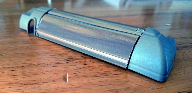 Телевизионные и сетевые кабели прячутся в пластиковом канале вдоль плинтуса