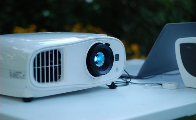 Ноутбук и медиаплеер для вывода видео на проектор