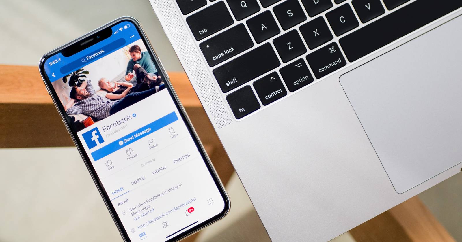 Фото: интерфейс группы Facebook на экране телефона