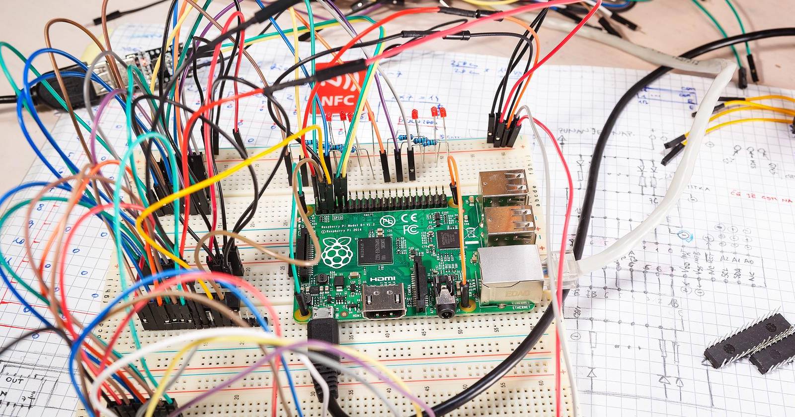 Raspberry Pi в компактном корпусе и элементы подключения