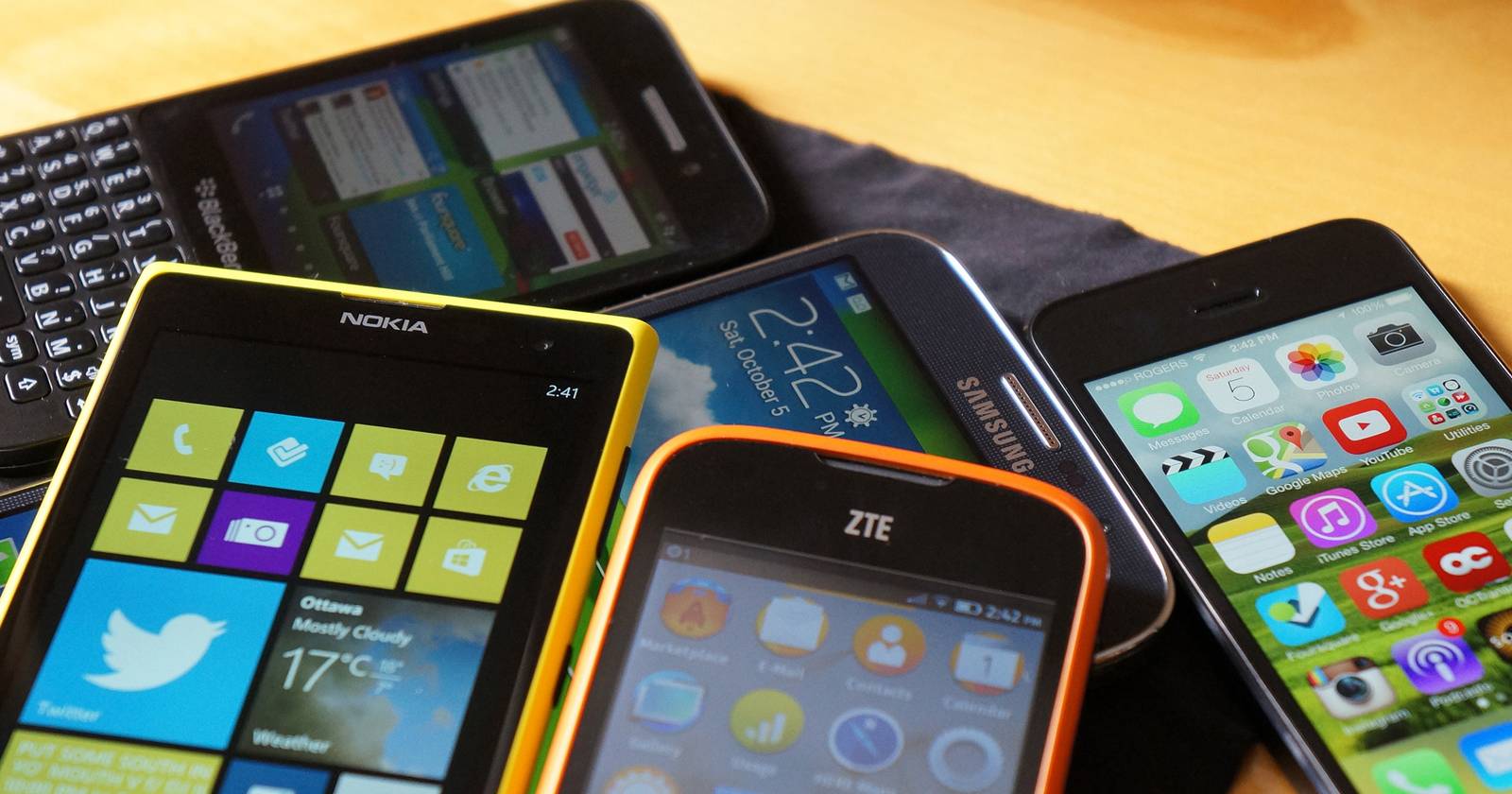 Большой экран и смартфон рядом