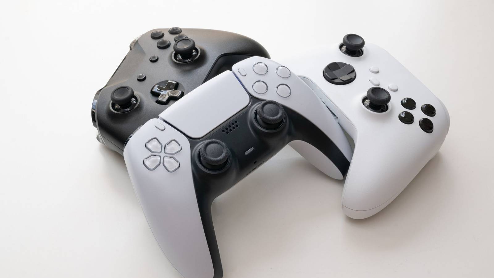 контроллеры Xbox, PS5 и Switch на белом фоне