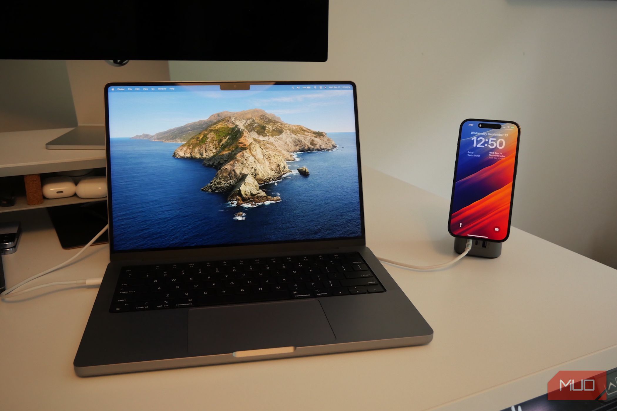 MacBook Pro и iPhone на зарядке