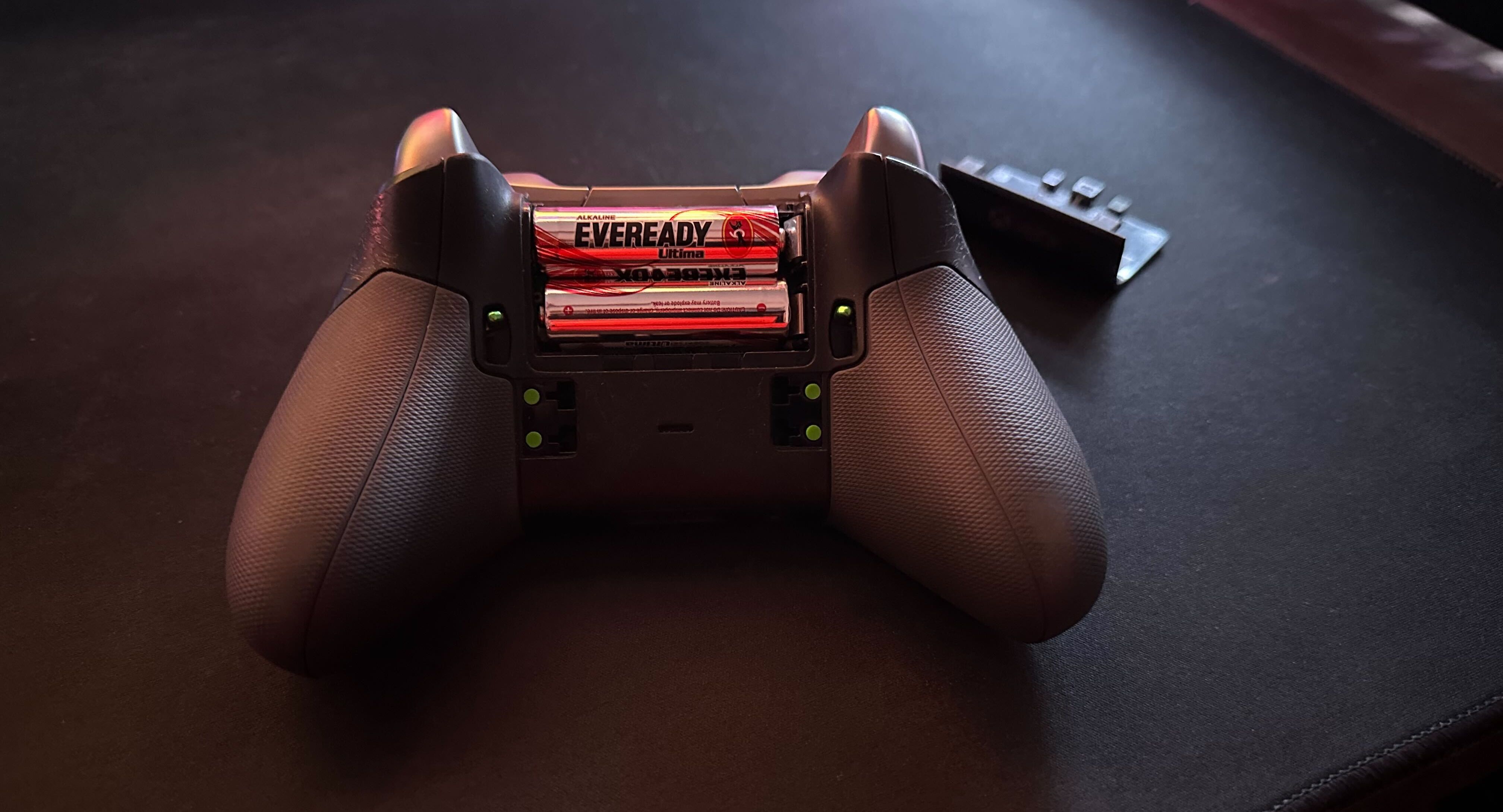 Отсек для батареек в контроллере Xbox