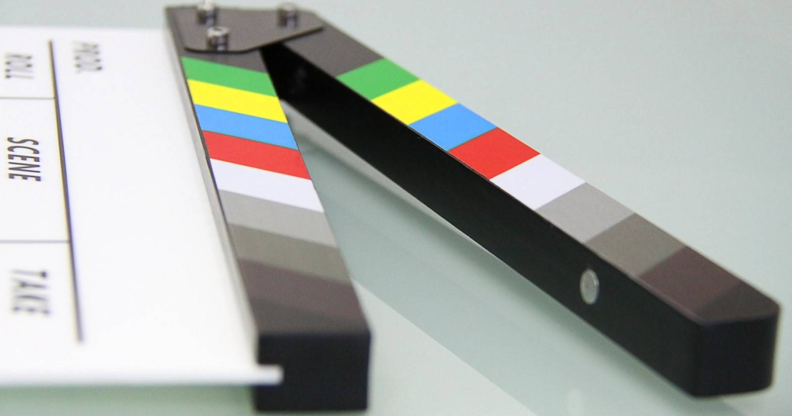 A clapboard de cinema com fundo desfocado