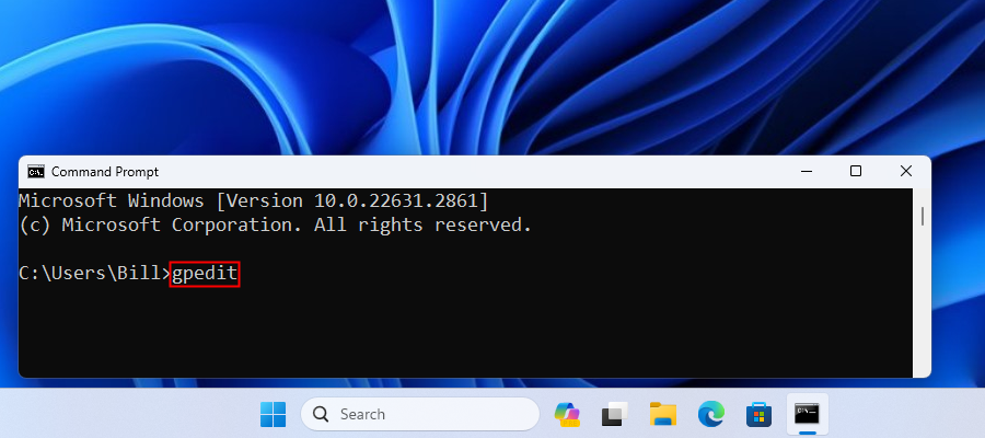 Командная строка с введённой командой gpedit.msc, готовая к выполнению.
