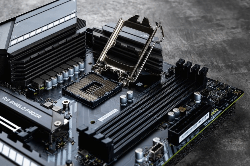 Placa-mãe posicionada no gabinete alinhada ao I/O shield