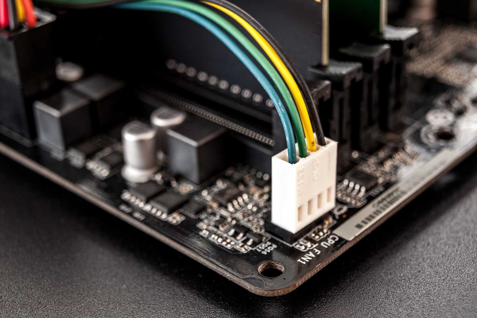 материнская плата с четырёхконтактным кабелем питания