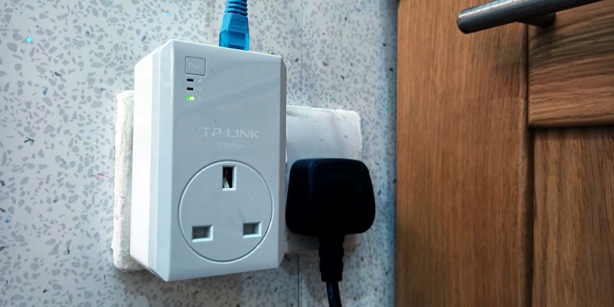 Адаптер Powerline подключён к сети и маршрутизатору