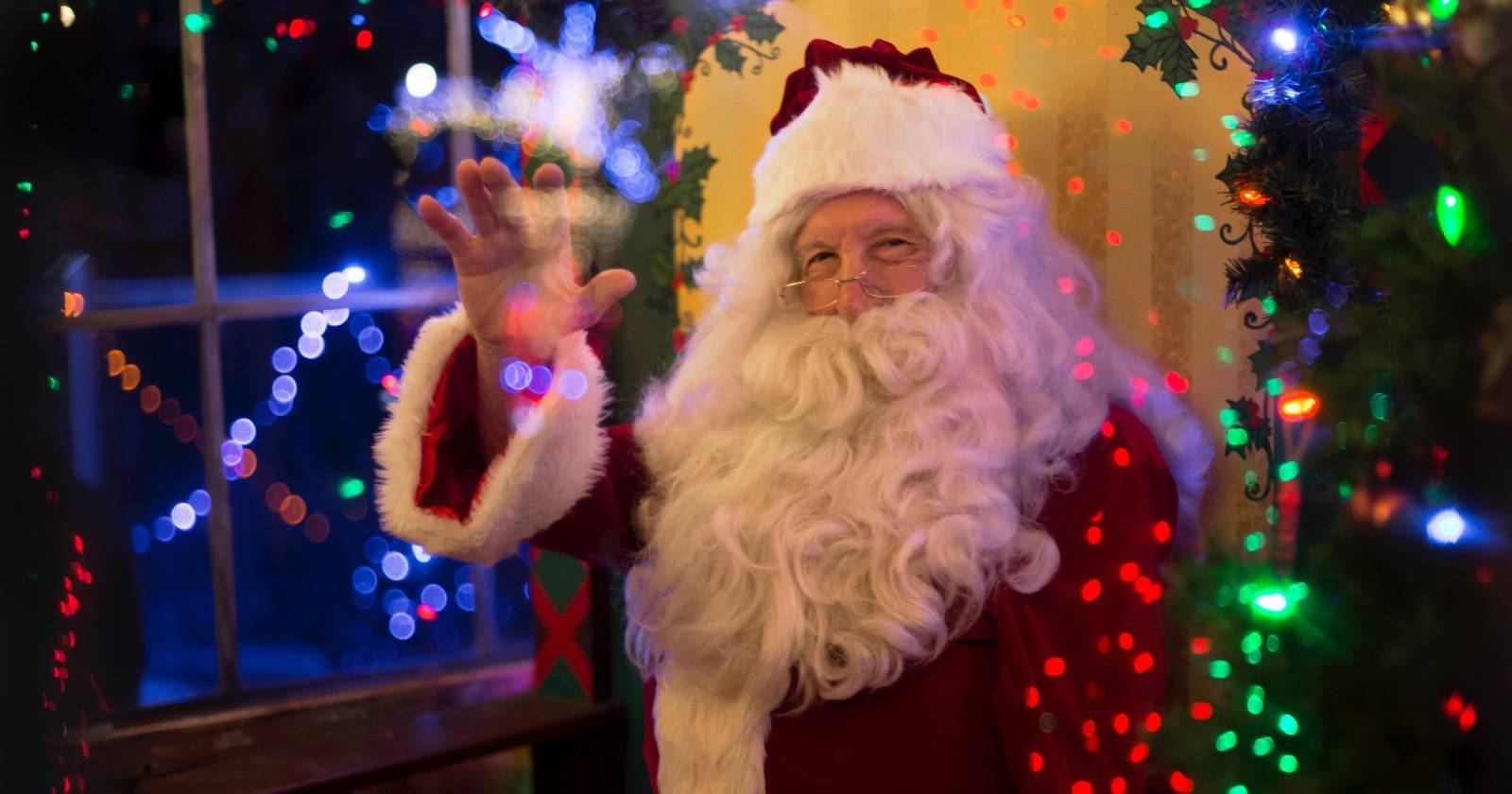 Санта‑Клаус в красной шубе и с подарками