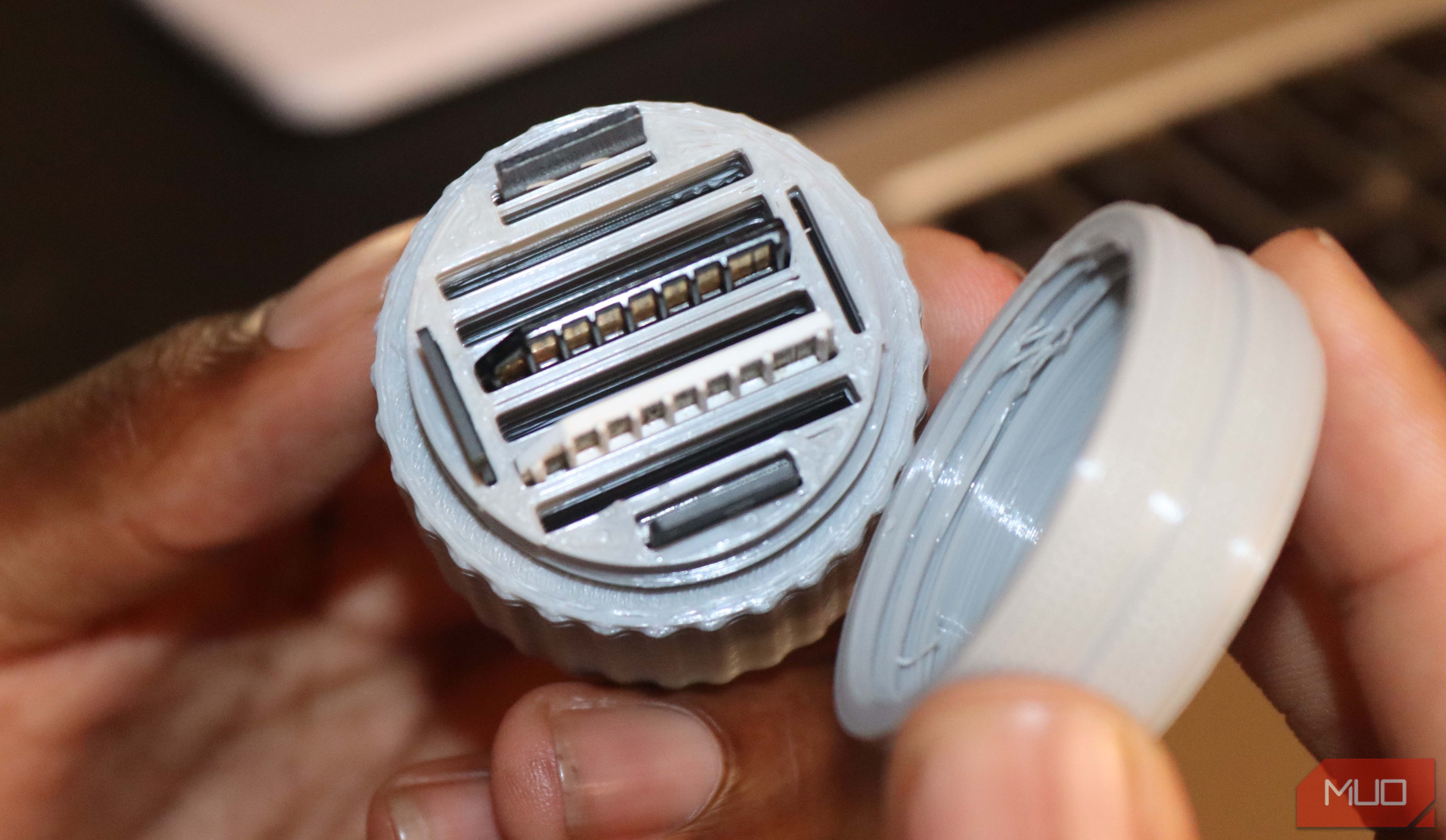 Руки держат держатель и крышку для карт памяти