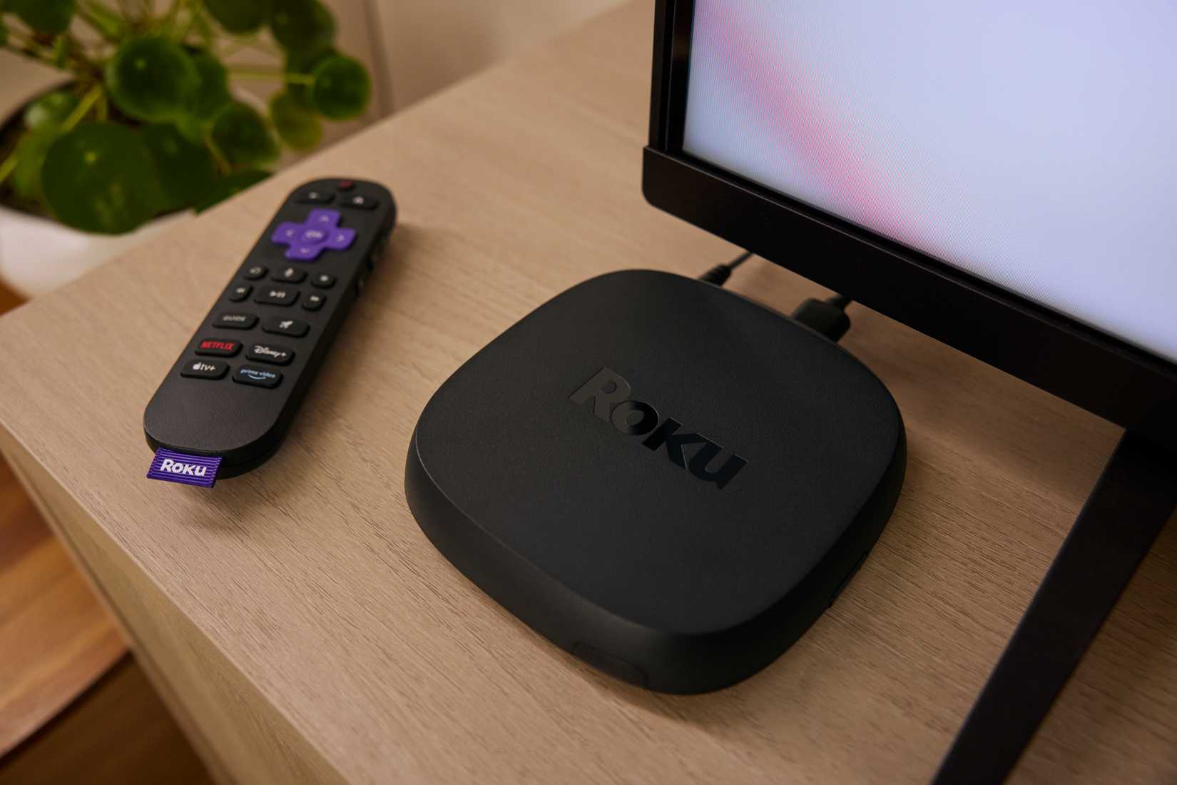 Roku Ultra 2024 и пульт рядом с телевизором