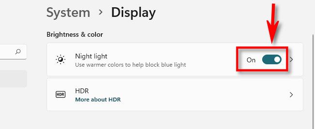Переведите переключатель рядом с «Night Light» в положение «Вкл».