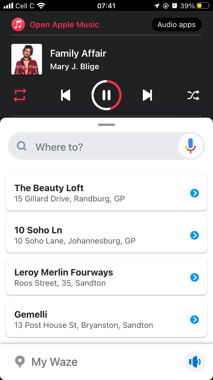Интерфейс Waze со встроенным проигрывателем Apple Music вверху