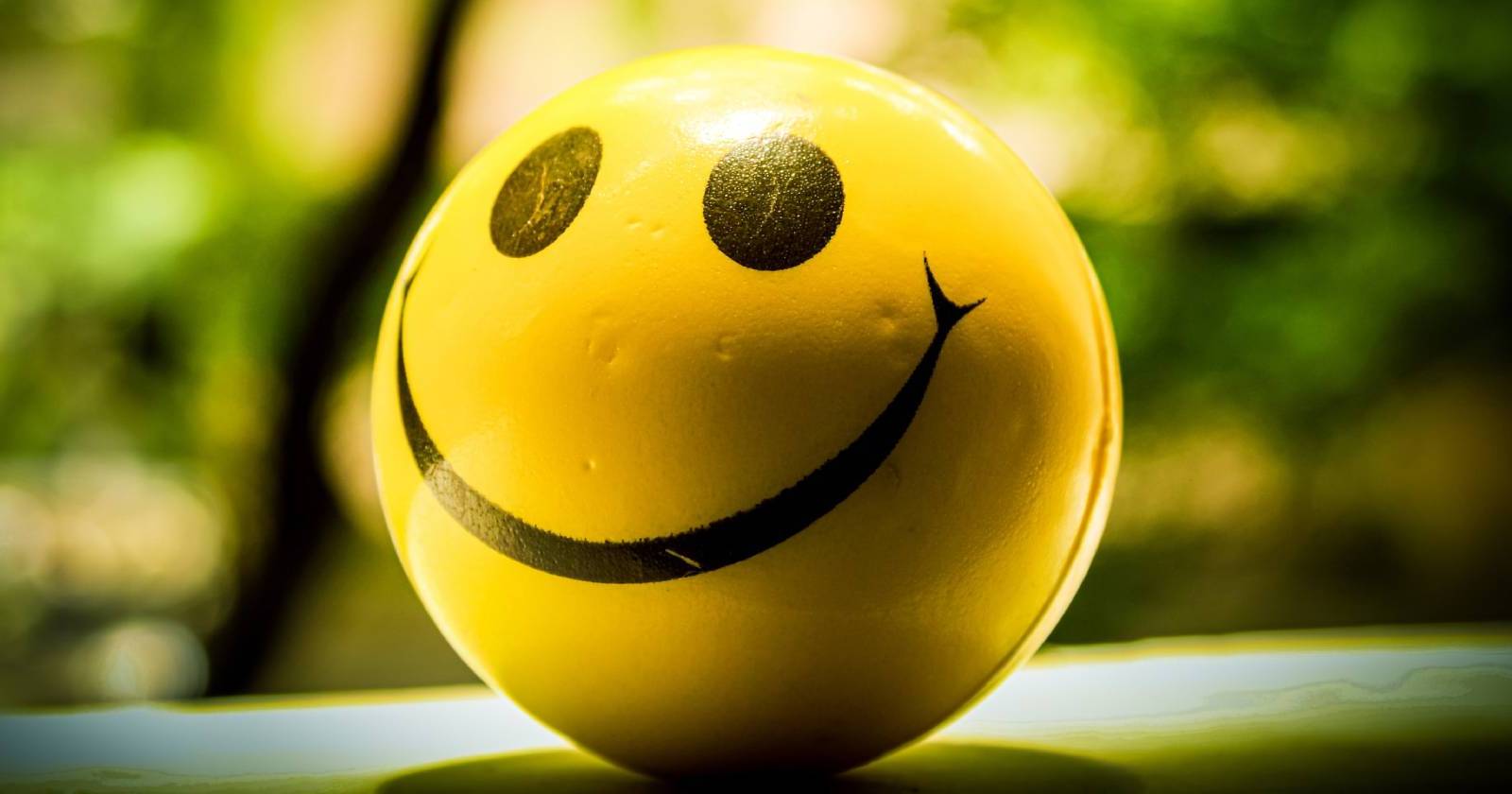 Портрет: логотип курса «Наука о счастье» и люди на занятии