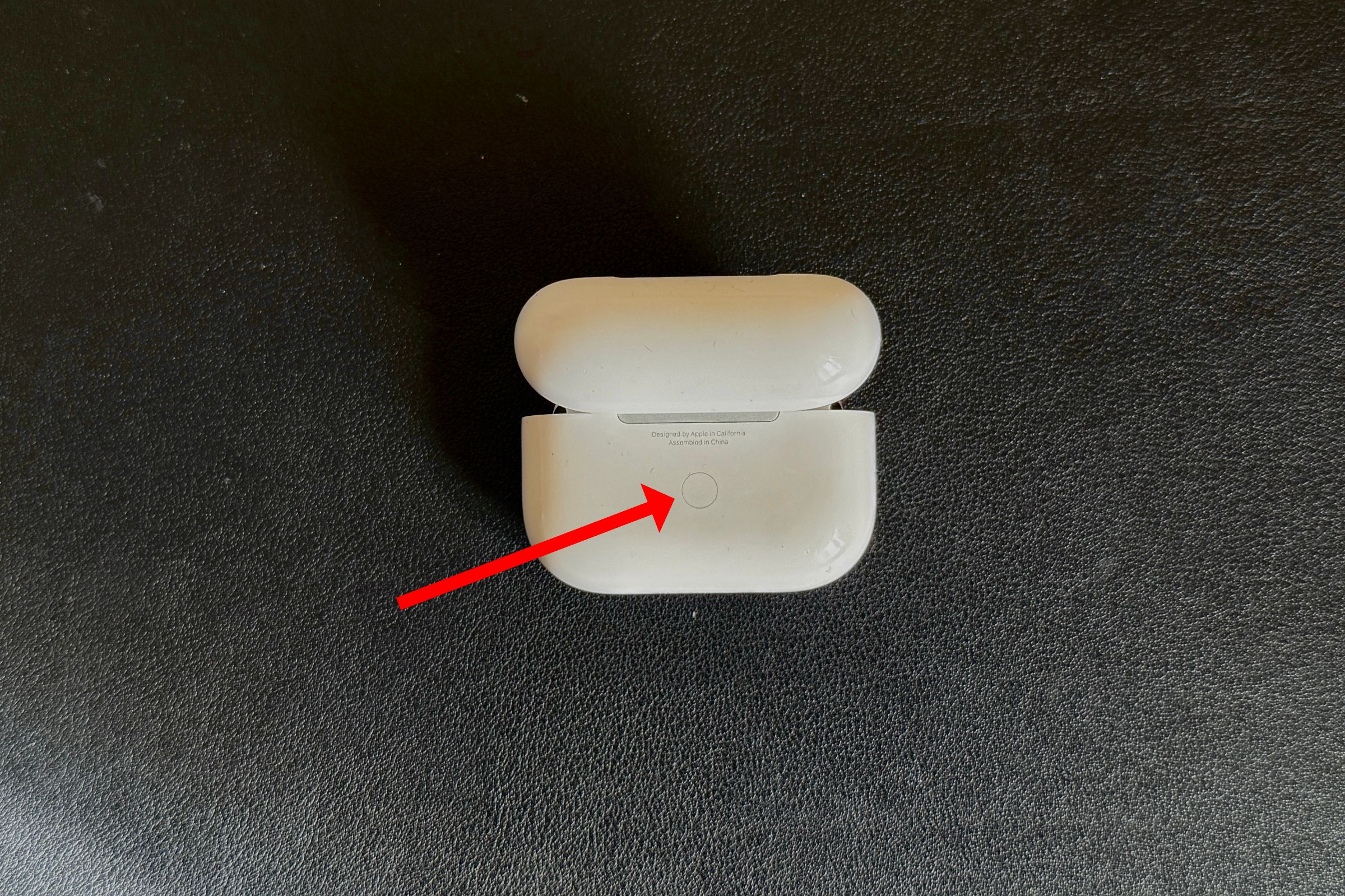 Выделена кнопка настройки на AirPods Pro.