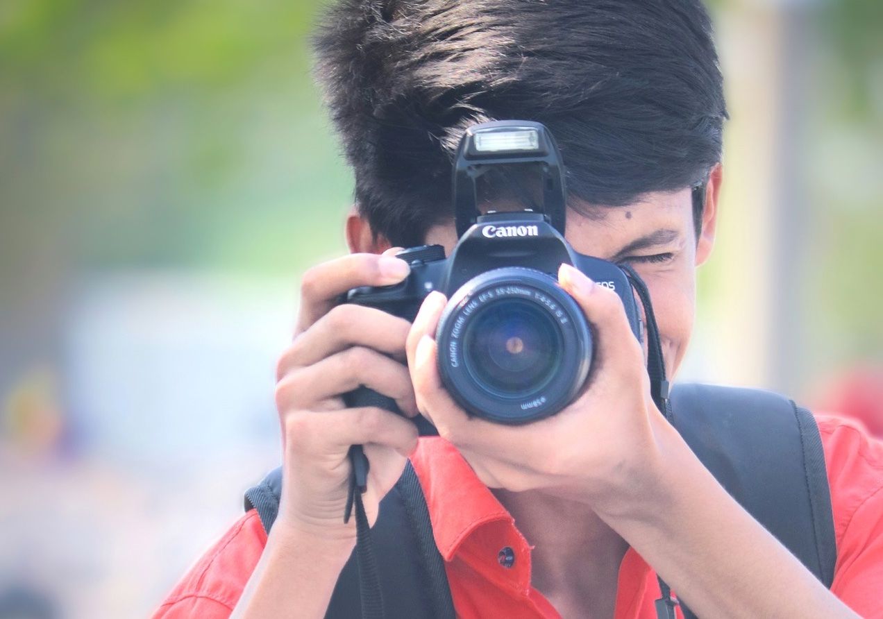 Ребёнок держит цифровую зеркалку