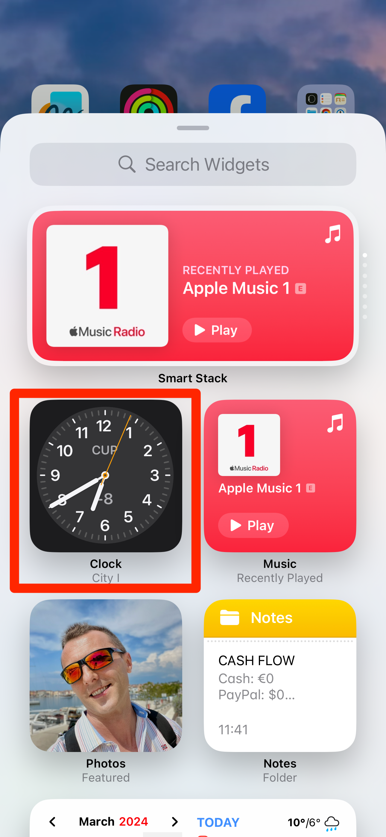 Выбор приложения Часы в галерее виджетов на iPhone.