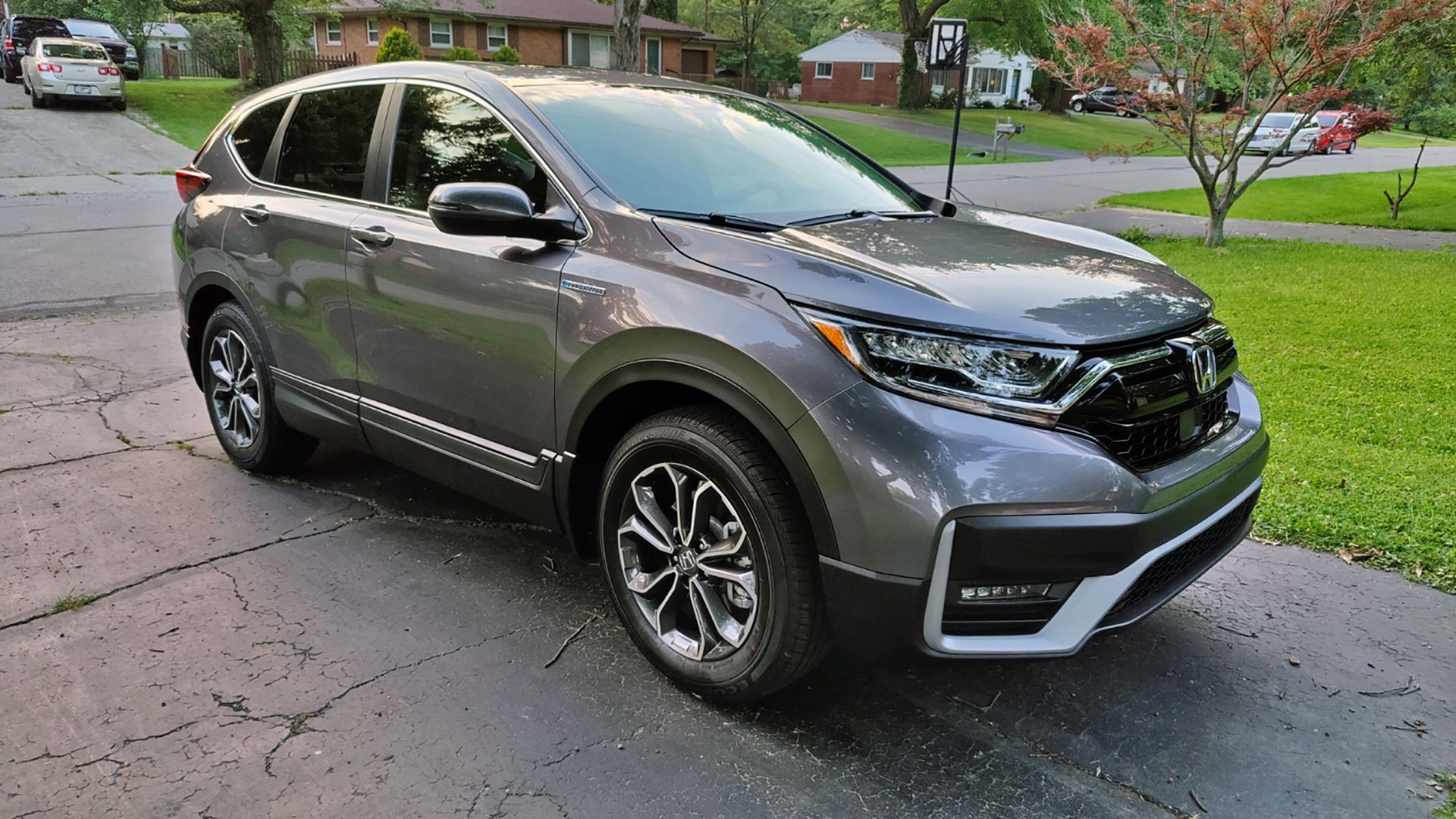 Автомобиль стоит на парковке, двигатель выключен