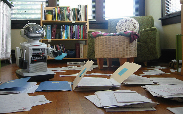 куча газет и журналов на полу