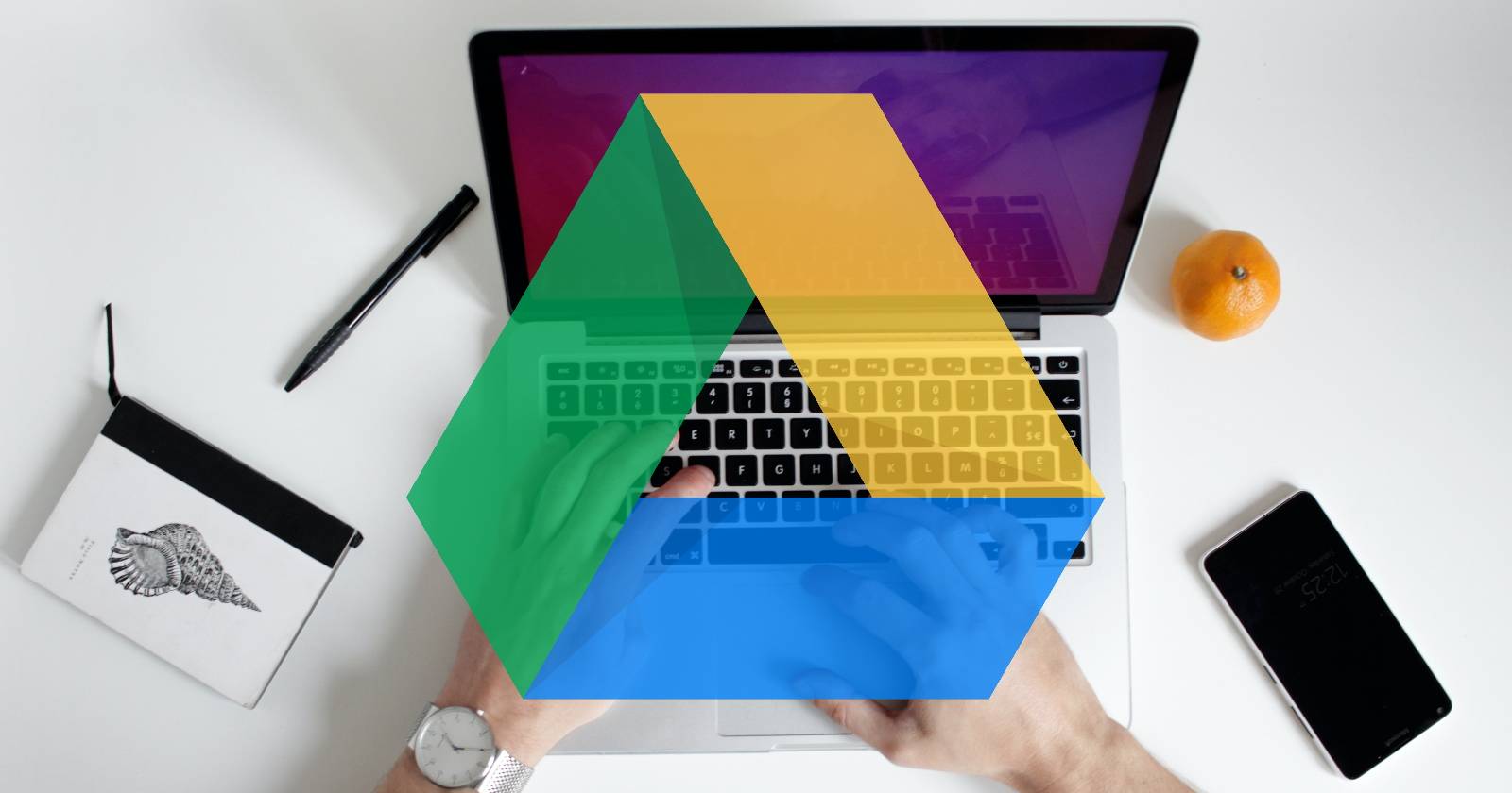 Логотип Google Drive на ноутбуке на столе