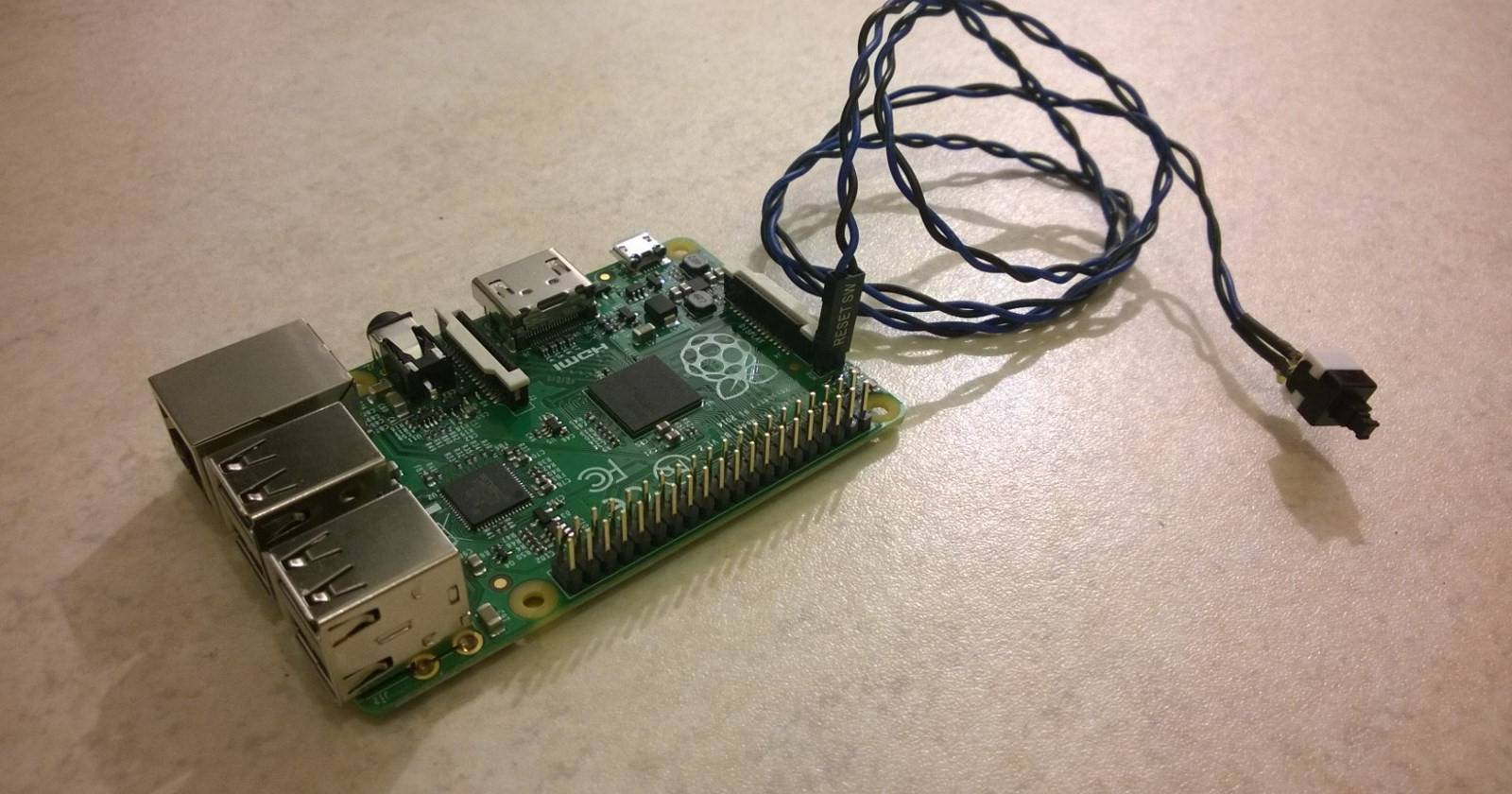 Raspberry Pi на столе с кабелем питания