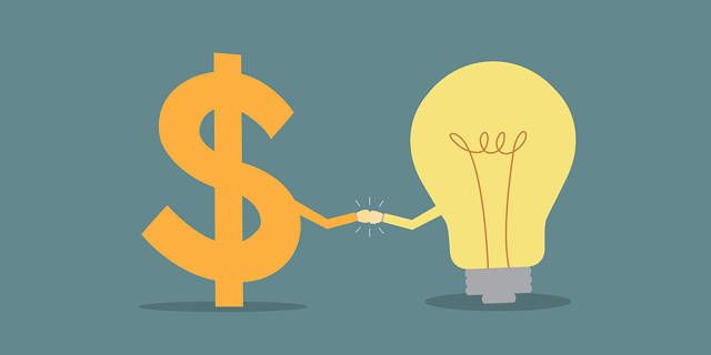 Фото: женщина ведёт учёт расходов в блокноте