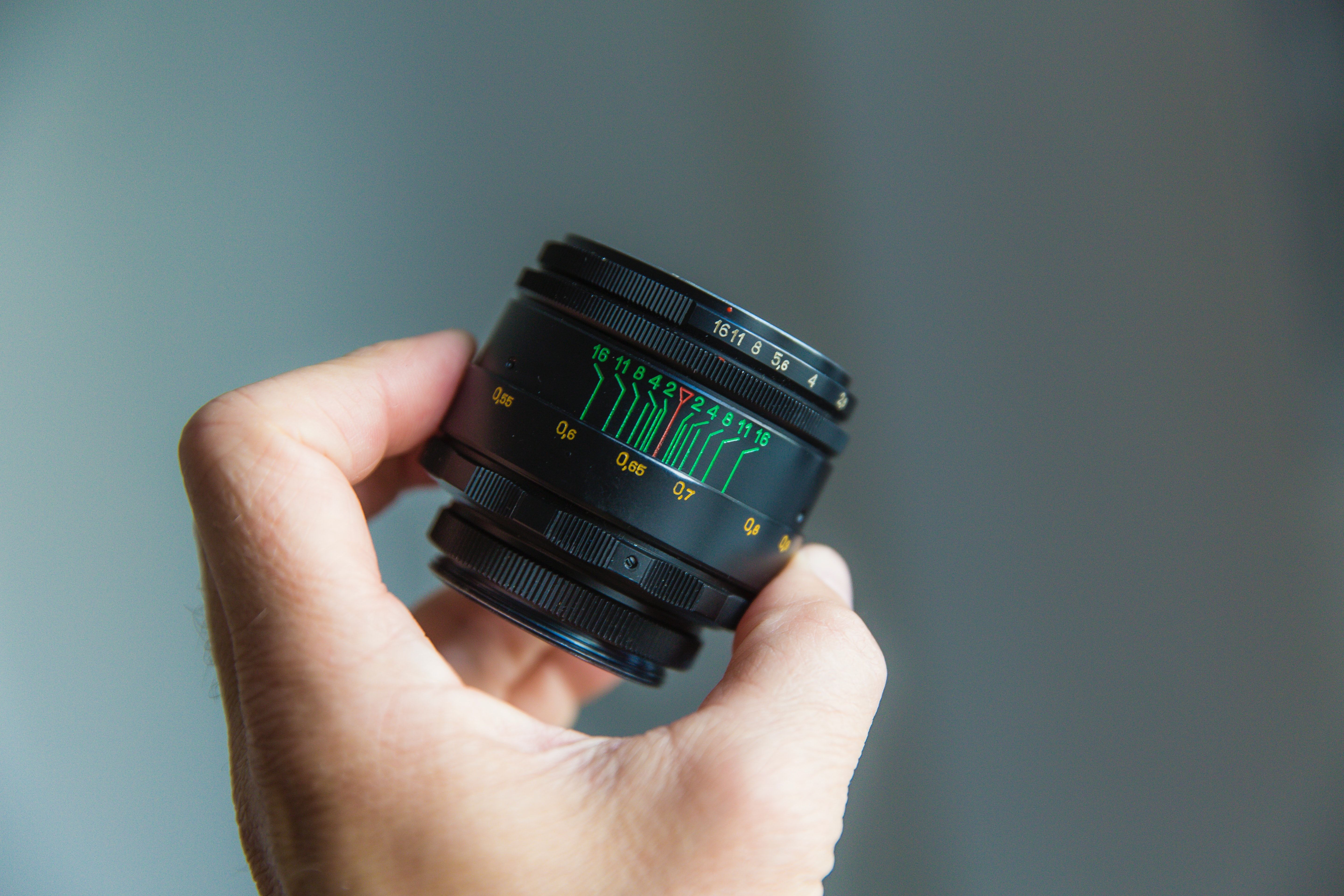 На корпусе объектива вокруг бочки указаны значения f-чисел.