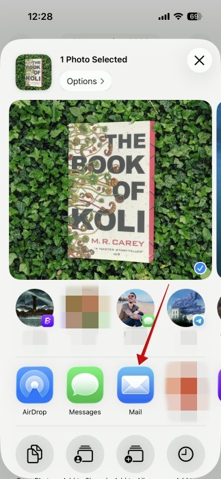 Фото: Прикрепление HEIC как вложения в приложении «Почта» на iPhone.