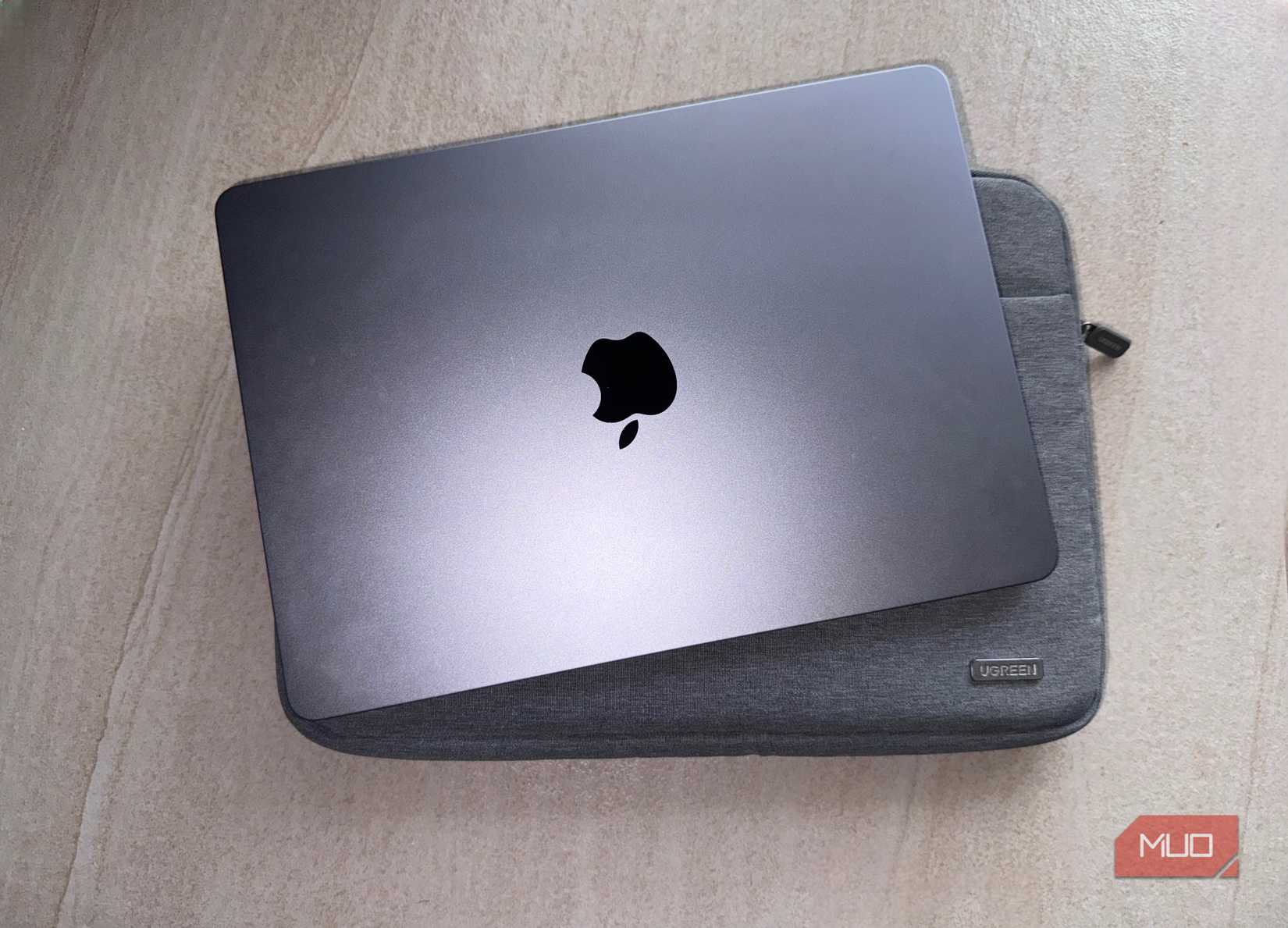 MacBook в чехле Ugreen на ровной поверхности