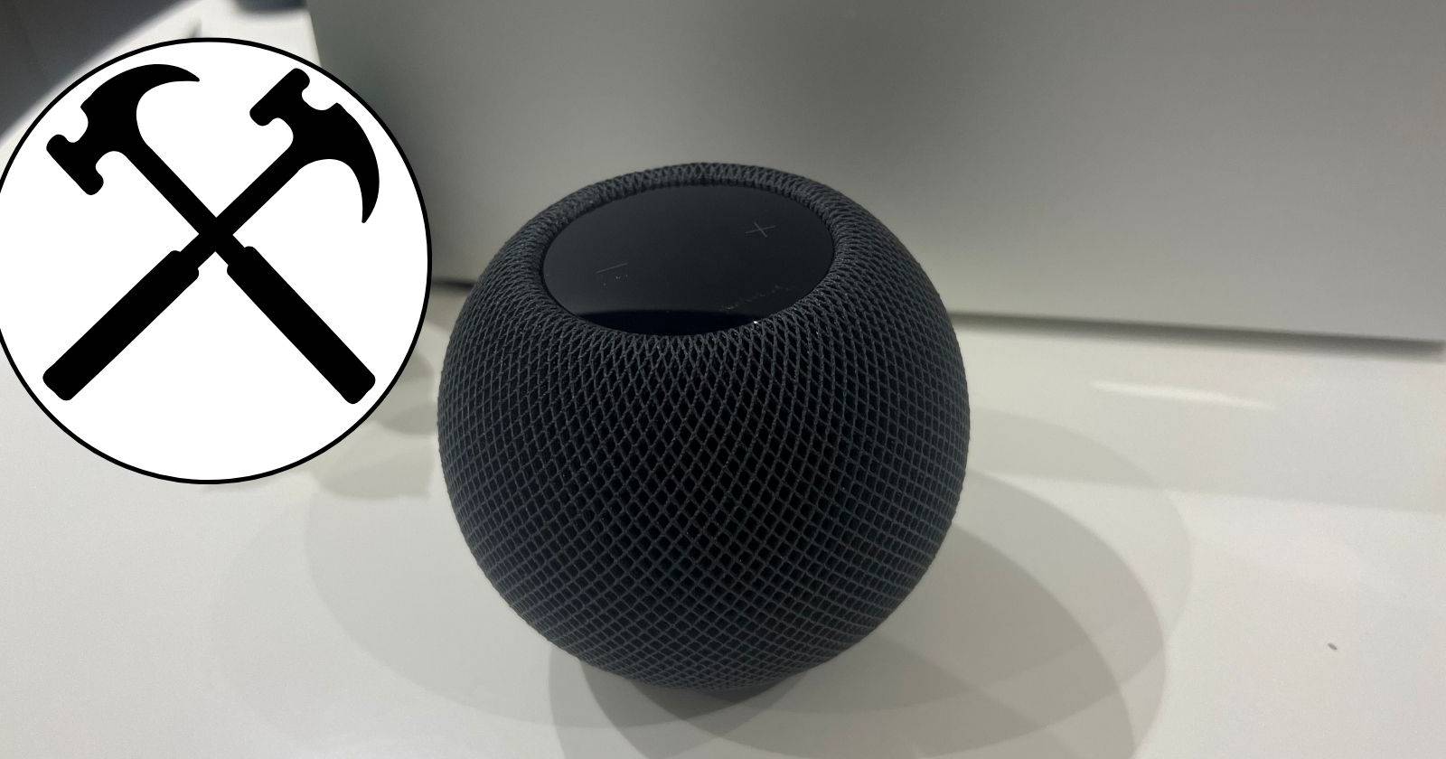 HomePod mini на белом столе с индикатором устранения неполадок