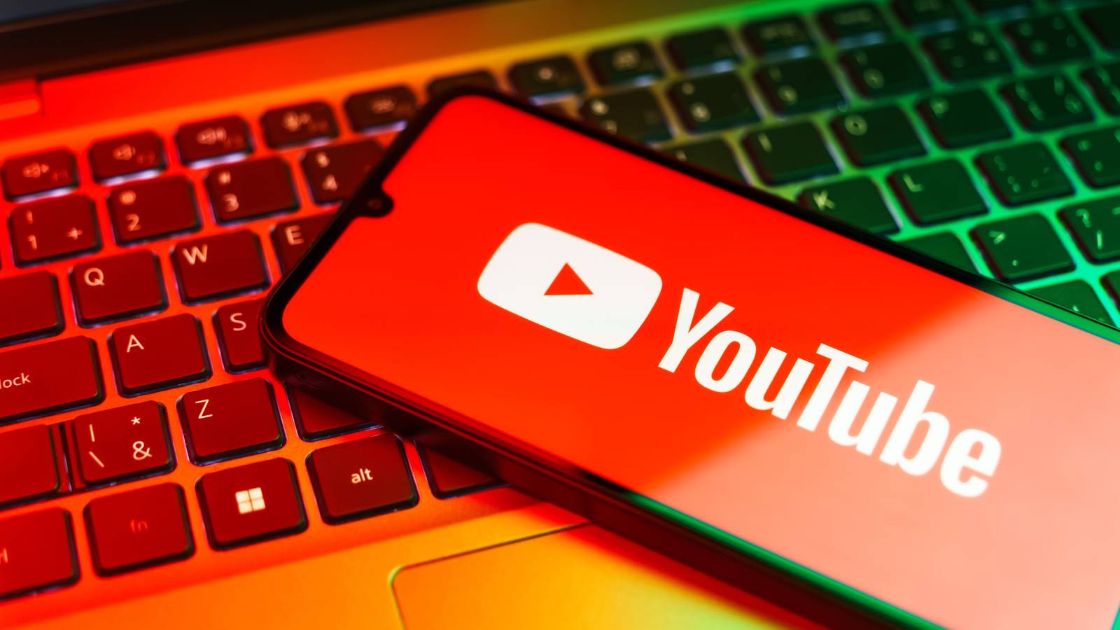 логотип YouTube на экране смартфона