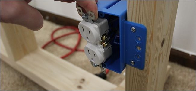 Розетка вытащена из монтажной коробки, вид проводов