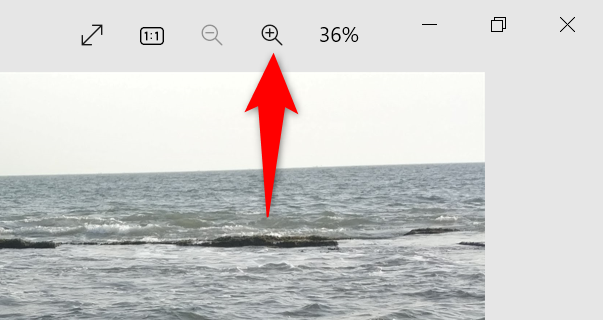 Кнопка «Увеличить» в приложении Фотографии.