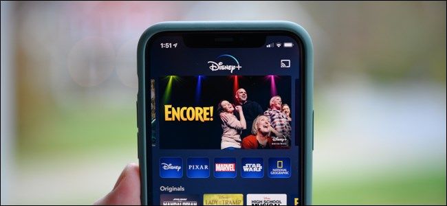 Логотип приложения Disney+ на экране iPhone