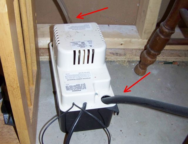 Прозрачная сливная трубка и сток в канализацию