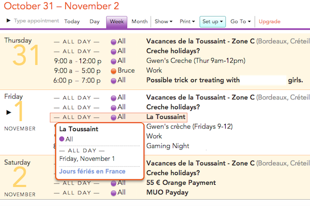 Календарь Cozi с заполненными событиями и цветовой кодировкой членов семьи